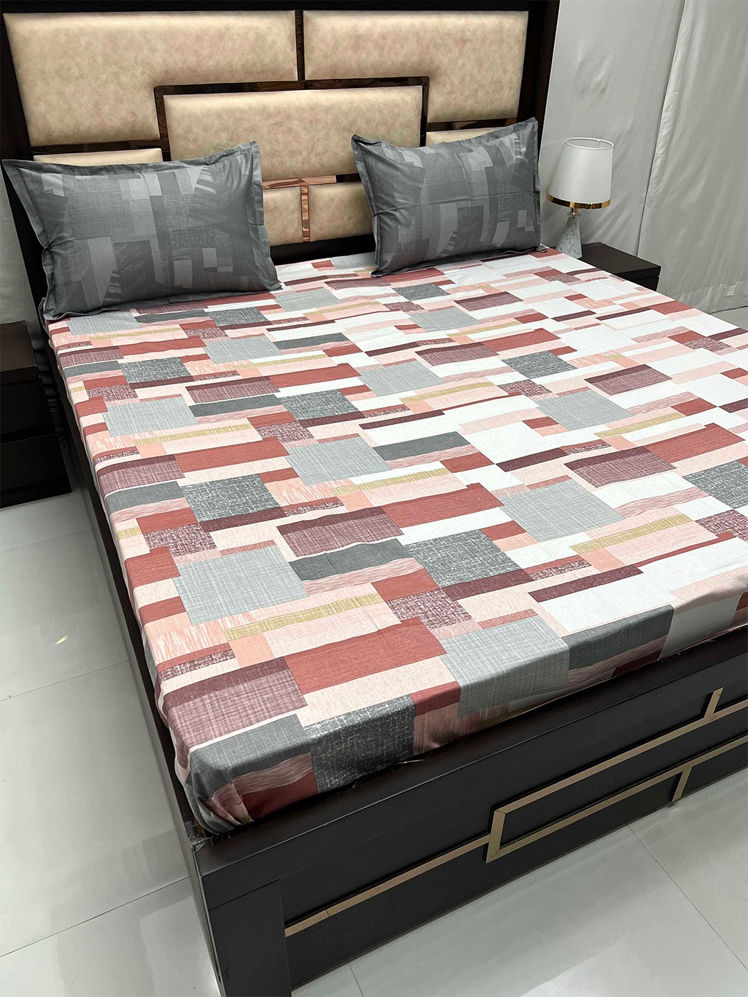 

Pure Decor Lifestyle White & Grey Geometric Cotton 380 TC King Bedsheet & 2 Pillow Covers