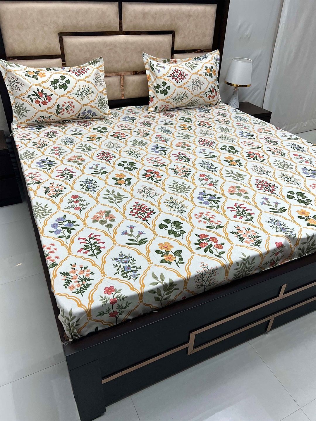 Pure Decor Amulya White & Red Floral 260 TC Queen Bedsheet with 2 Pillow Covers
