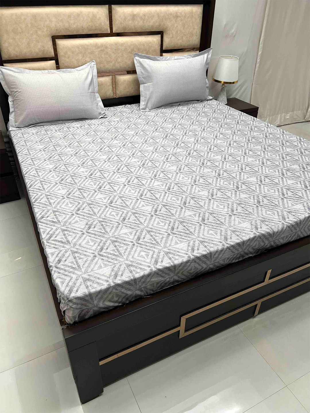 

Pure Decor Lifestyle Grey & White Geometric 380 TC Cotton King Bedsheet & 2 Pillow Covers
