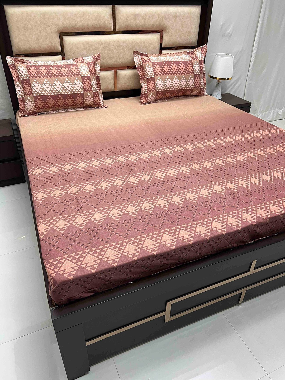 

Pure Decor Lifestyle Brown & White Geometric Cotton 380 TC King Bedsheet & 2 Pillow Covers