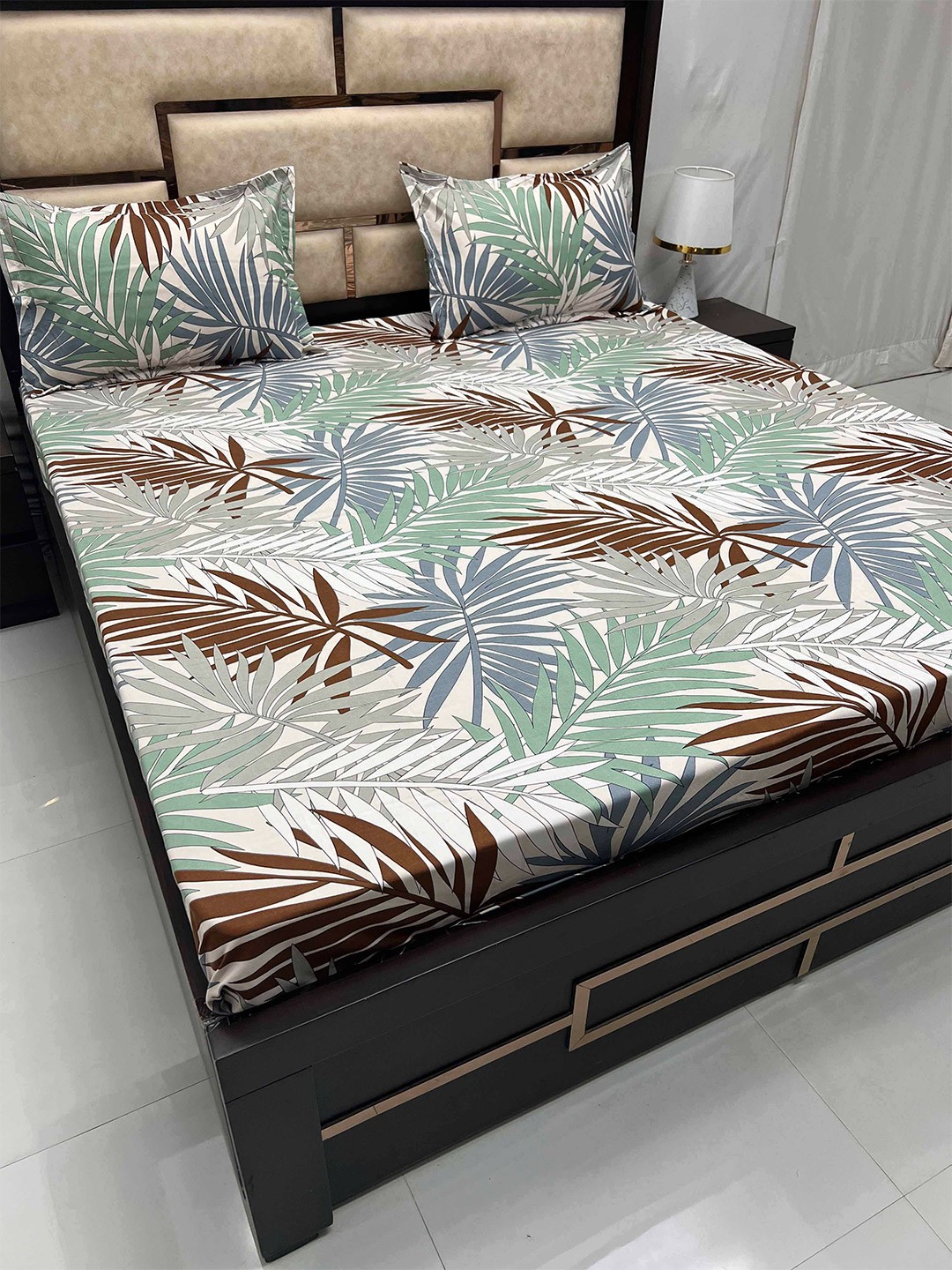 

Pure Decor Amulya White & Brown Floral 260 TC Queen Bedsheet With 2 Pillow Covers