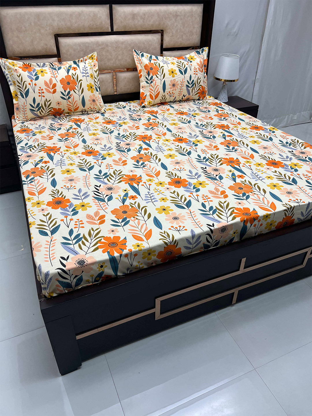 

Pure Decor Amulya White & Orange Floral 260 TC Queen Bedsheet with 2 Pillow Covers
