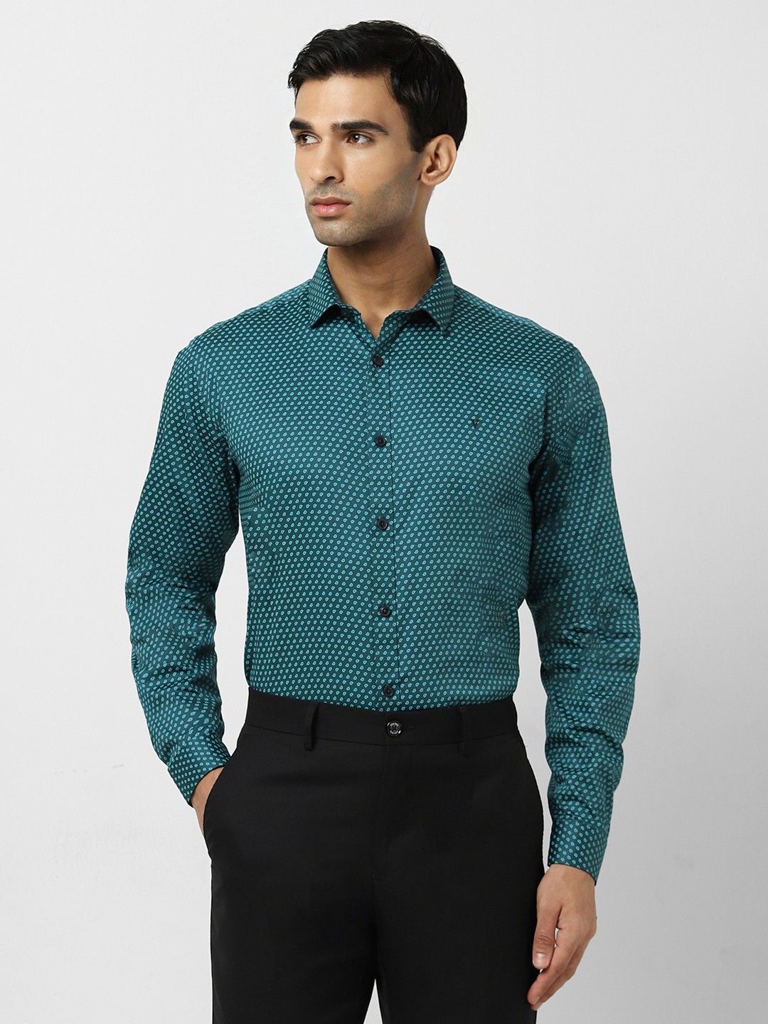 

V Dot Men Green Slim Fit Opaque Printed Party Shirt