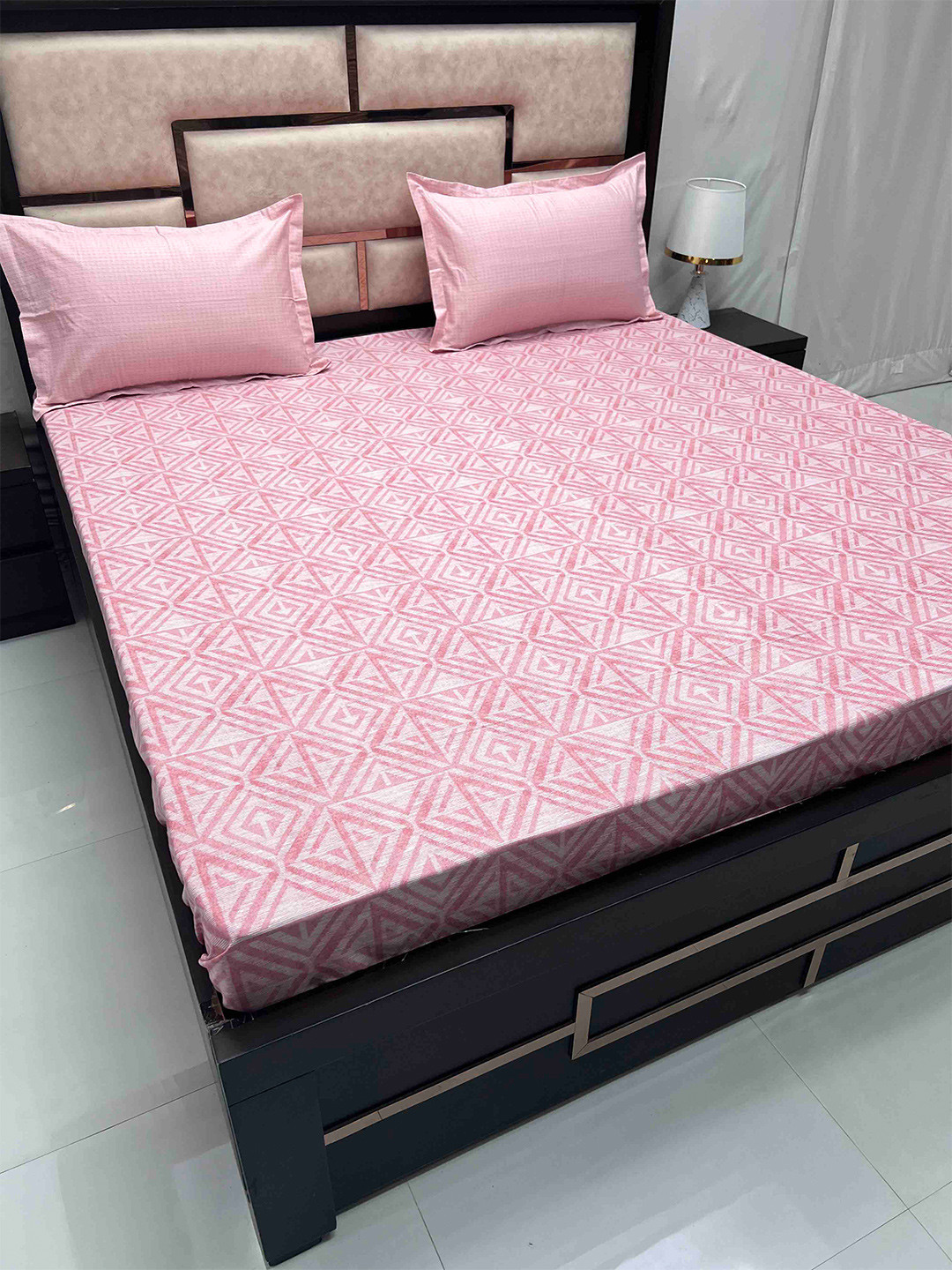 

Pure Decor Peach & White Geometric Pure Cotton 380 TC King Bedsheet With 2 Pillow Covers