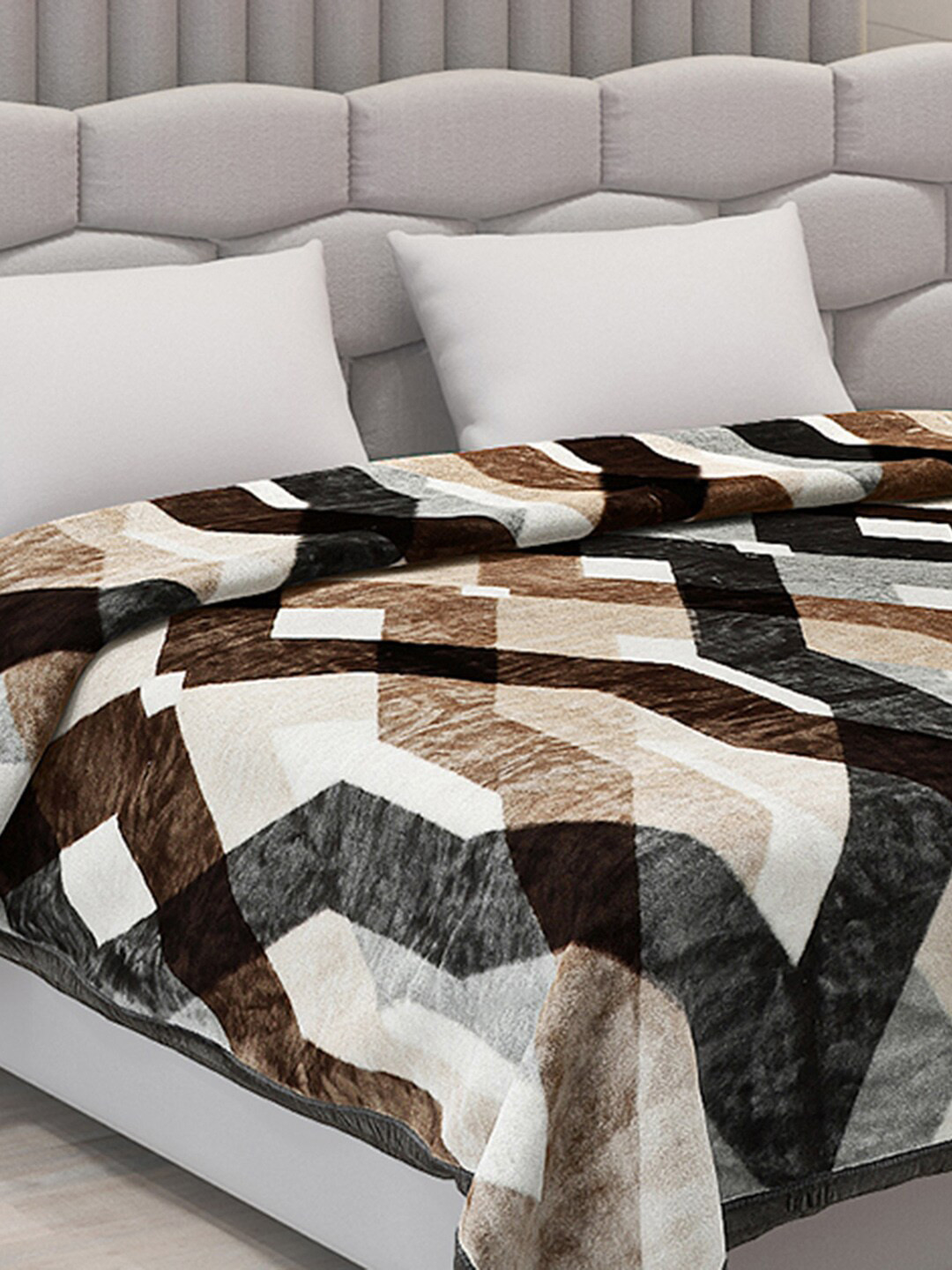 

Monte Carlo Brown & White Geometric Heavy Winter Double Bed Blanket