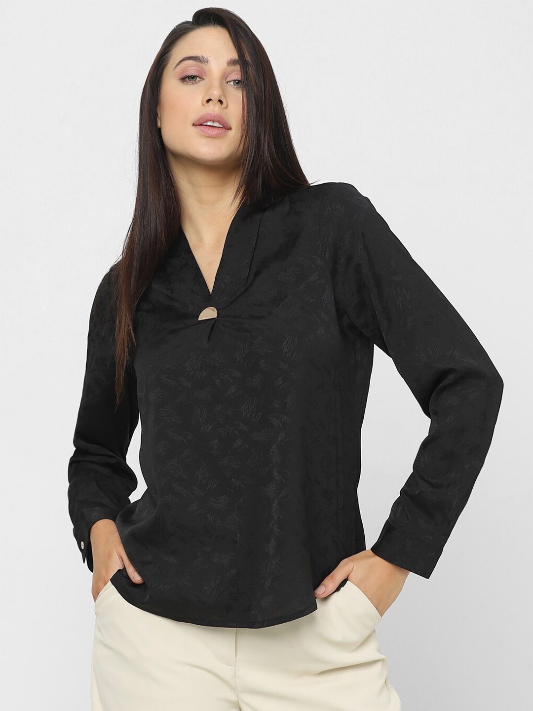 

Vero Moda Abstract Printed V-Neck Cuffed Sleeves Pleated Detail Top, Black