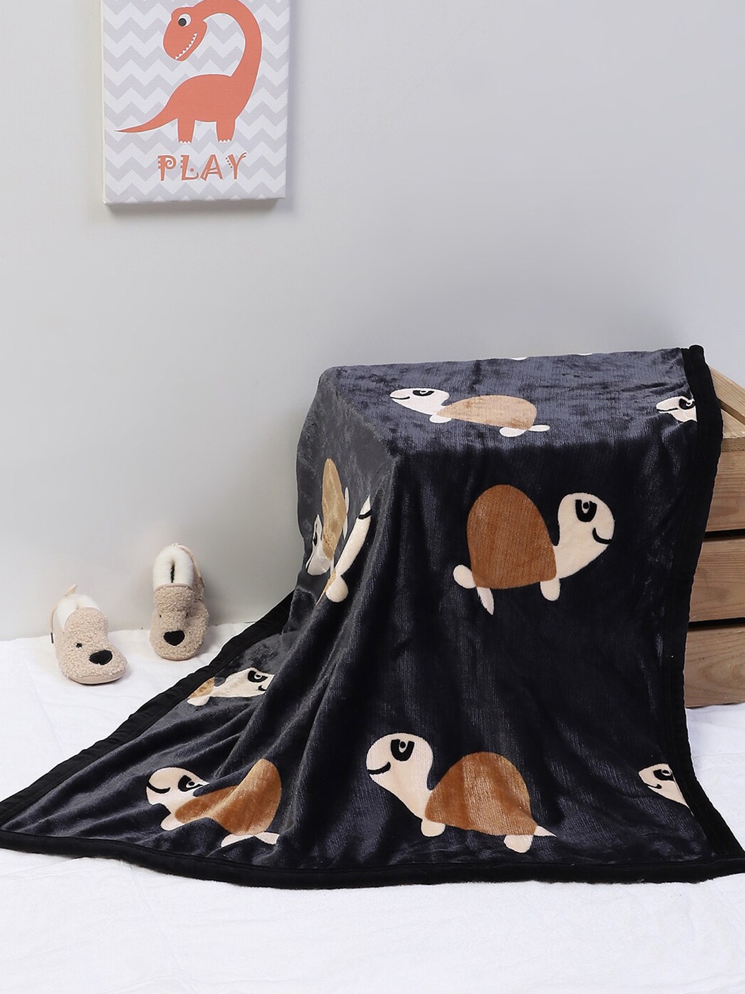 

Monte Carlo Black & White Cartoon Characters Heavy Winter 550 GSM Single Bed Blanket