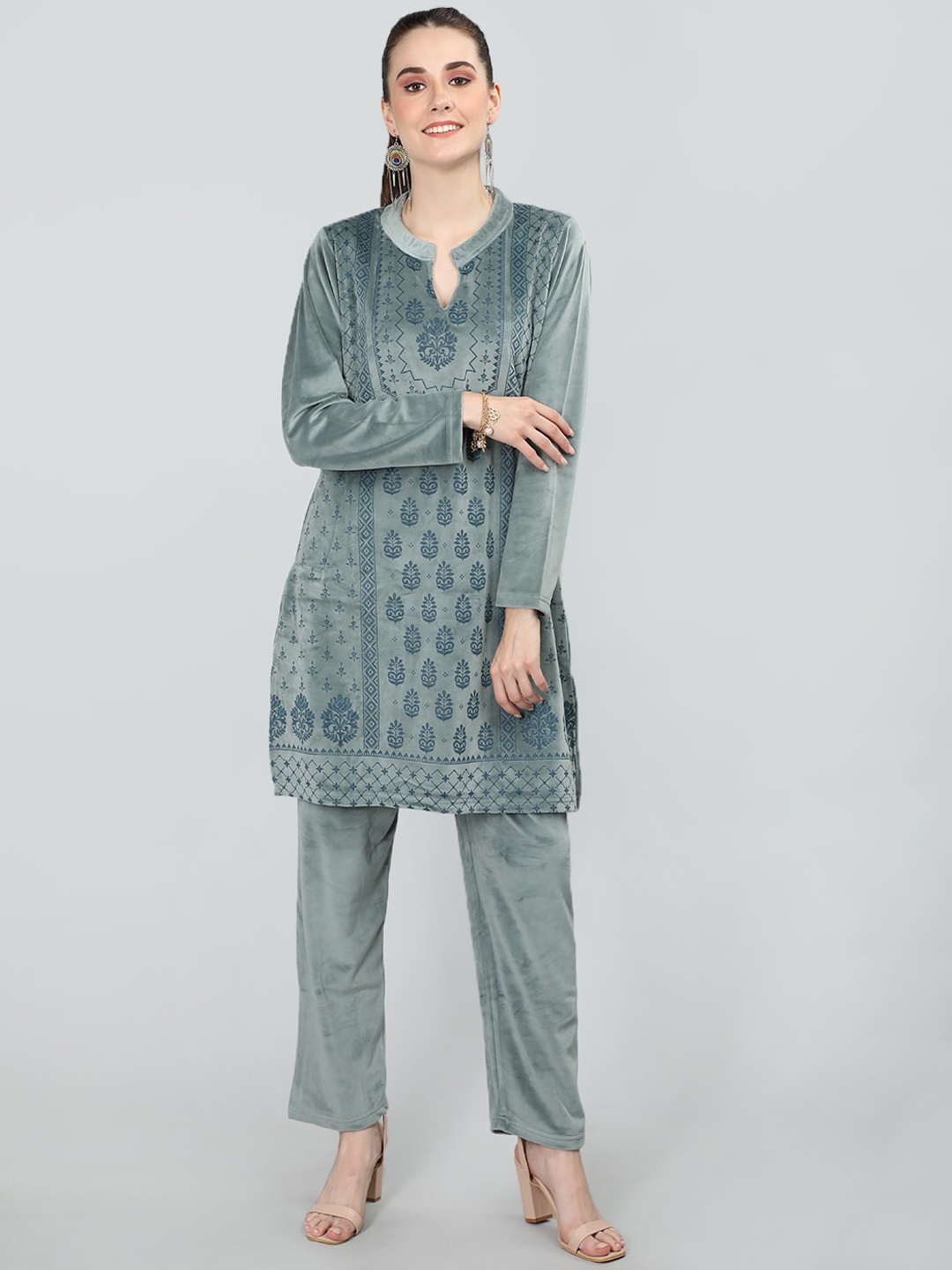 

Duchess Ethnic Motifs Printed Mandarin Collar Velvet Night suits, Green