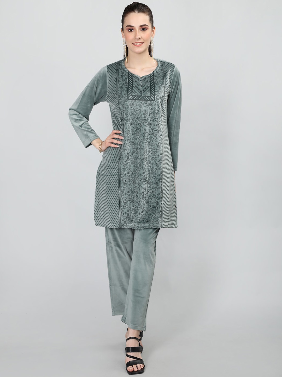 

Duchess Floral Printed Velvet Straight Kurta With Trouser, Green