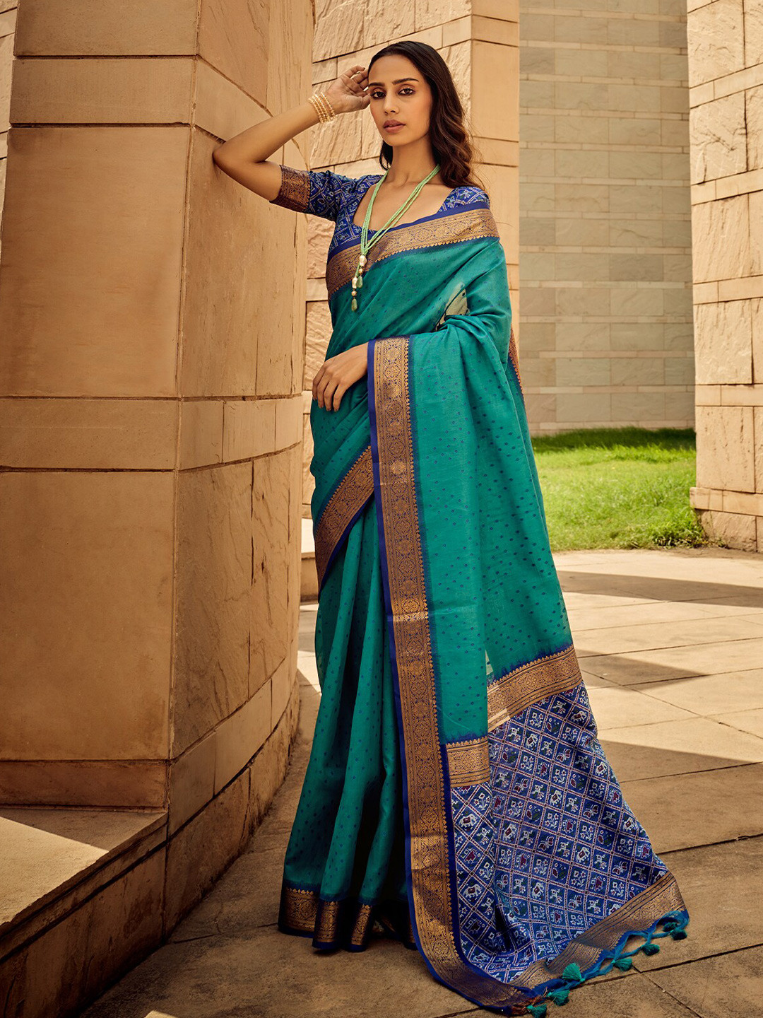 

ODETTE Geometric Printed Zari Saree, Blue