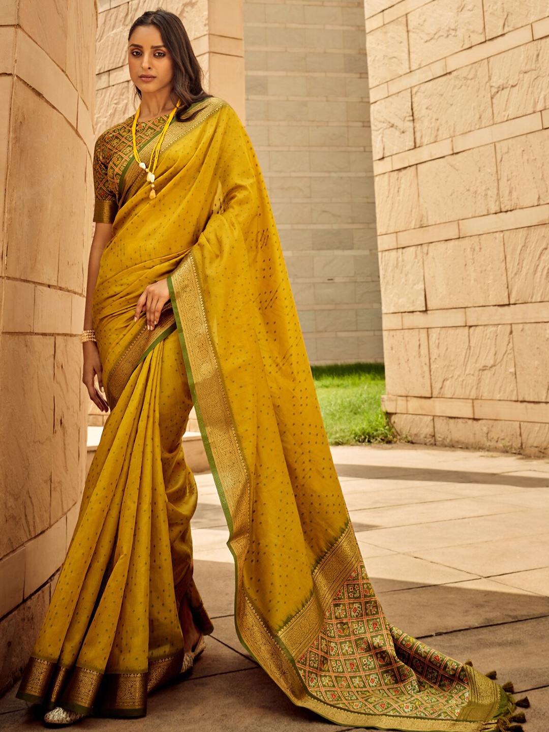

ODETTE Geometric Printed Zari Saree, Green