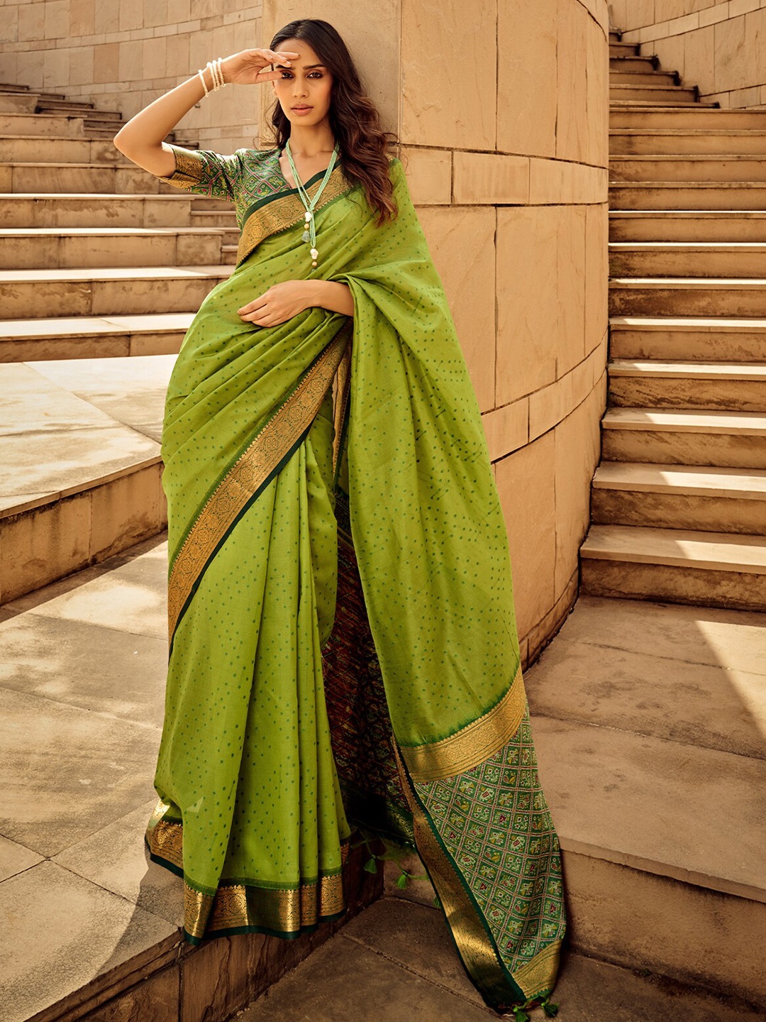 

ODETTE Geometric Printed Zari Saree, Green