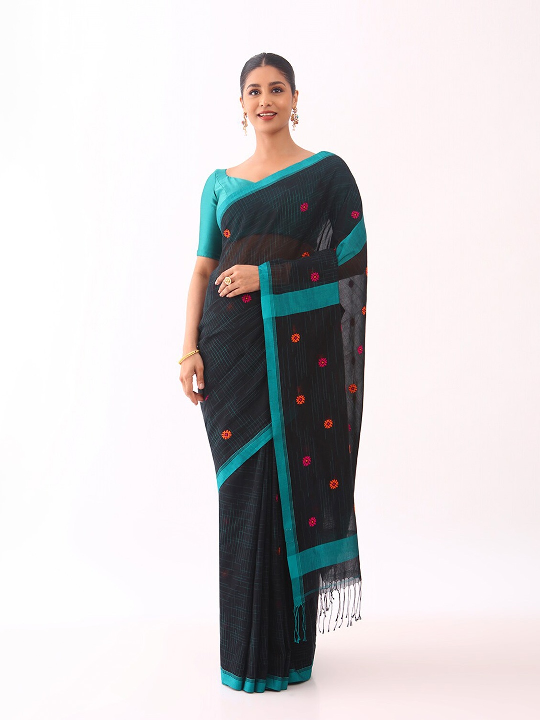Taneira Ethnic Motifs Embroidered Pure Cotton Saree, Black