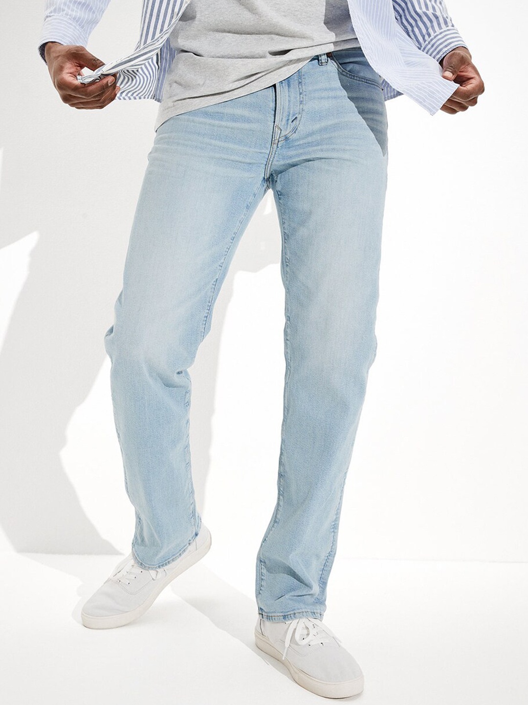 

AMERICAN EAGLE OUTFITTERS Men Relaxed Fit Mid-Rise Clean Look Light Fade Stretchable Jeans, Blue