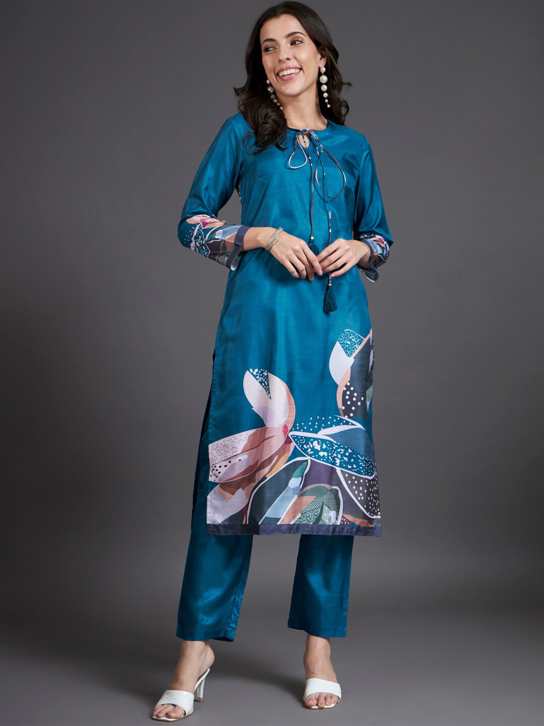 

HEEPOSH Floral Printed Thread Work Kurta with Trousers, Teal