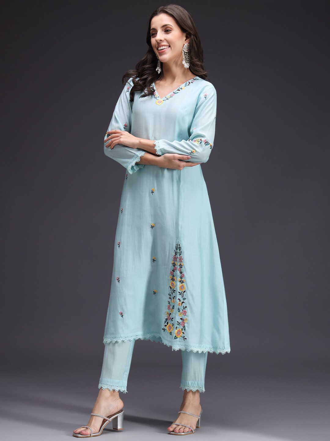 

HEEPOSH Floral Embroidered V-Neck Thread Work A-Line Kurta With Trousers, Blue