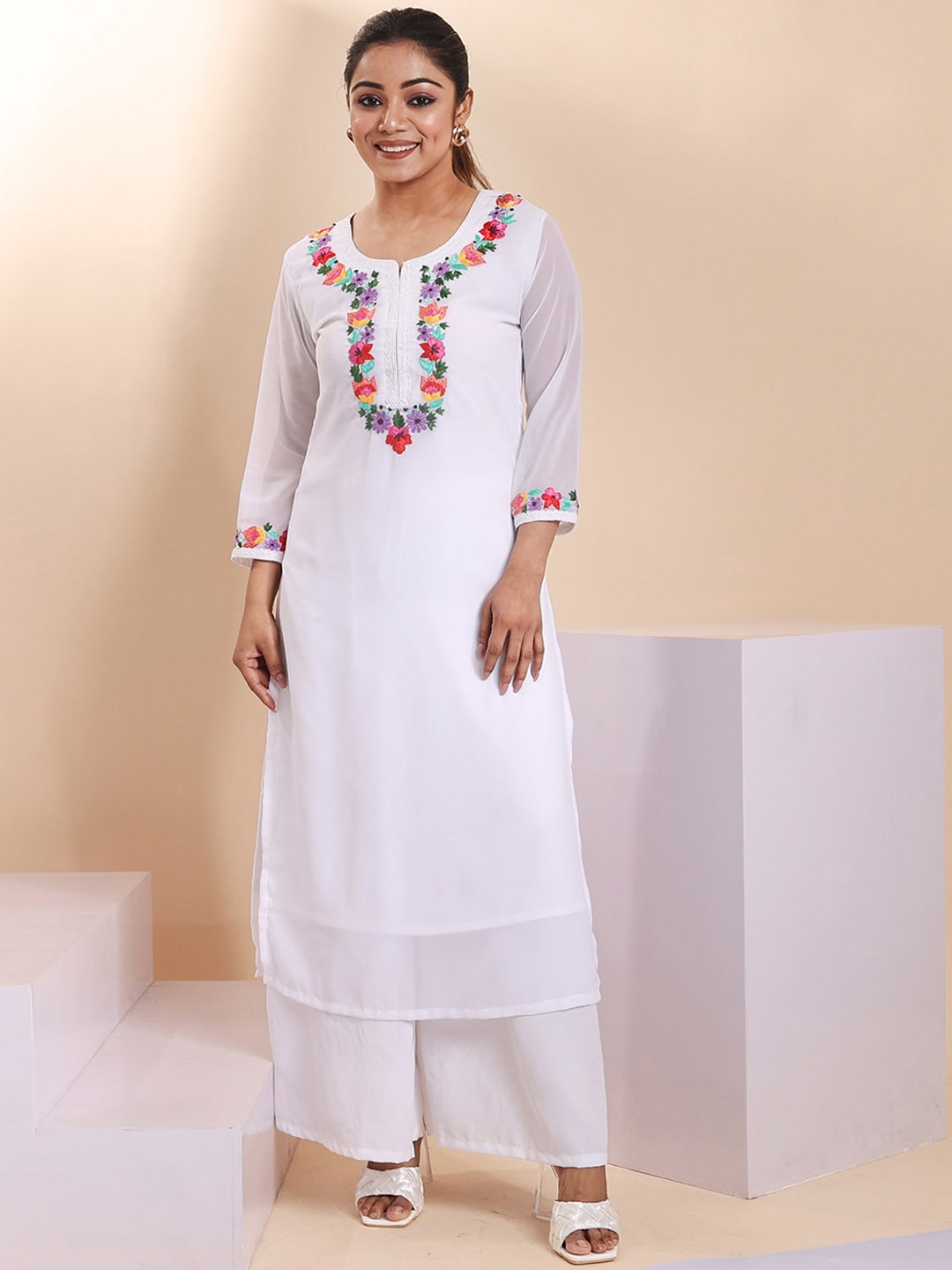 

Disli Floral Yoke Design Thread Work Straight Kurta with Palazzos, White