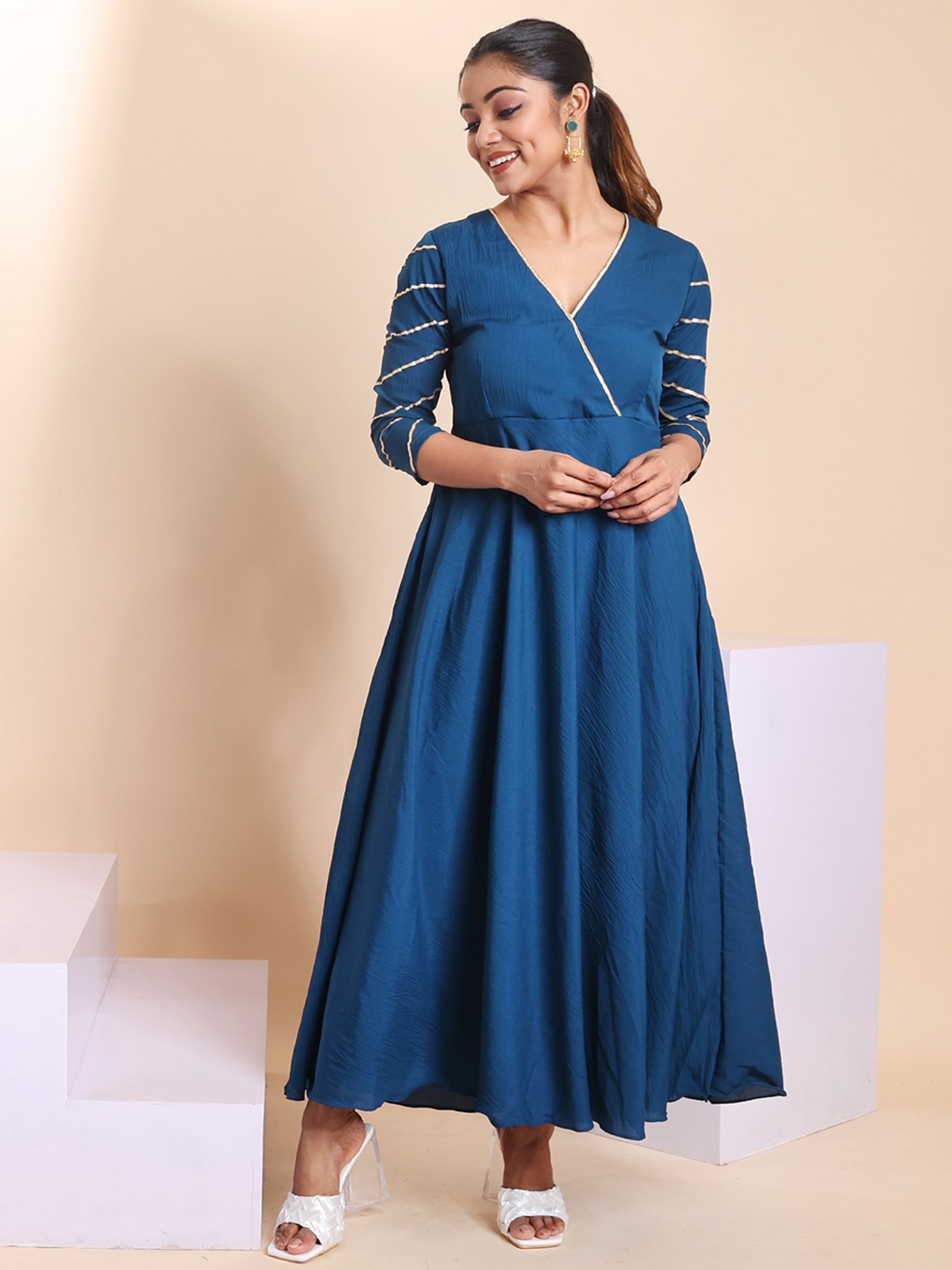 

Disli Gotta Patti V-Neck Empire Kurta with Trousers, Blue