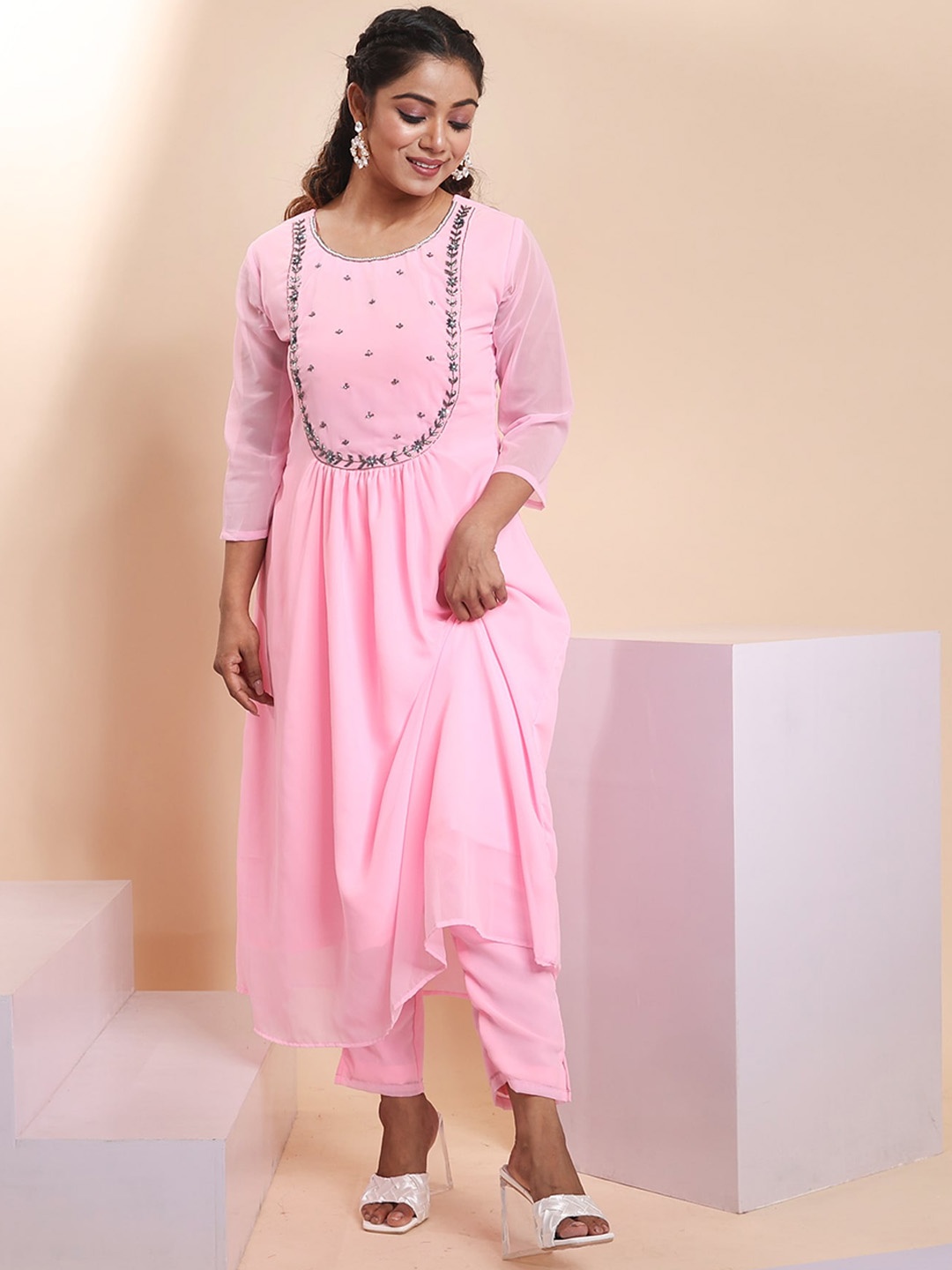 

Disli Regular Thread Work Kurta with Trousers, Pink