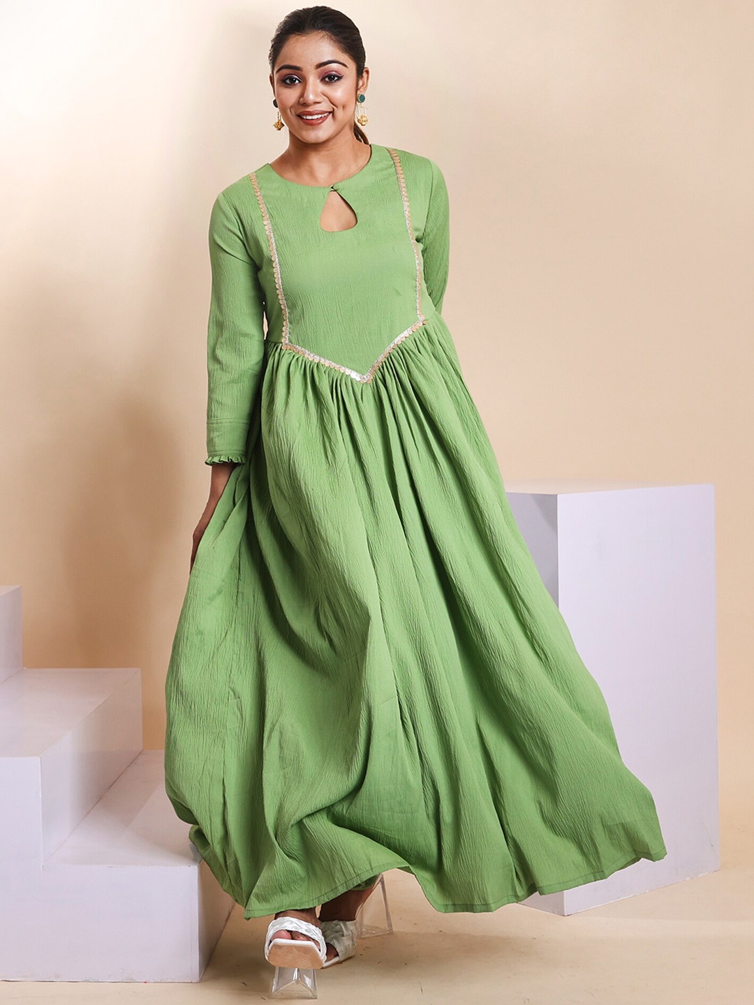 

Disli Keyhole Neck Gotta Patti Silk Crepe Pleated Anarkali Kurta With Trousers, Green