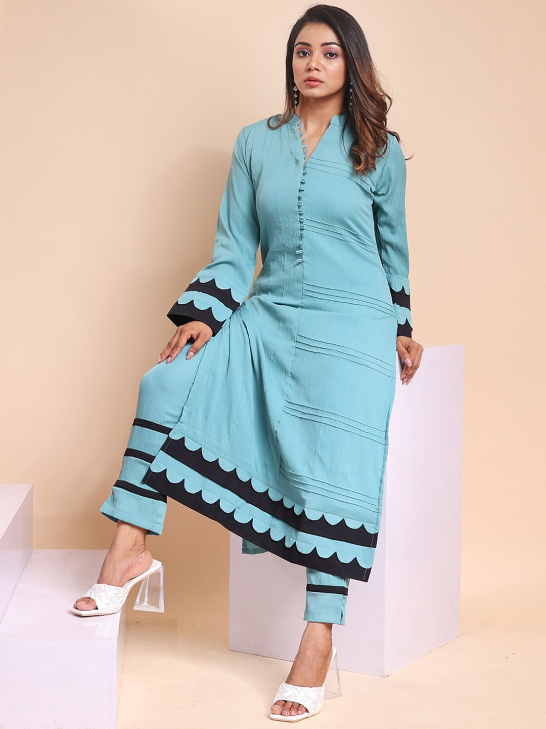 

Disli Mandarin Collar Long Sleeves Silk Crepe Straight Kurta With Trouser, Sea green