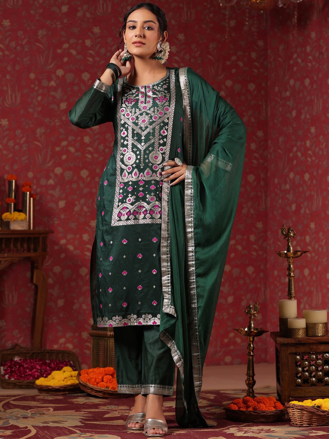 

Ishin Ethnic Motifs Printed Straight Kurta & Trouser With Dupatta, Green