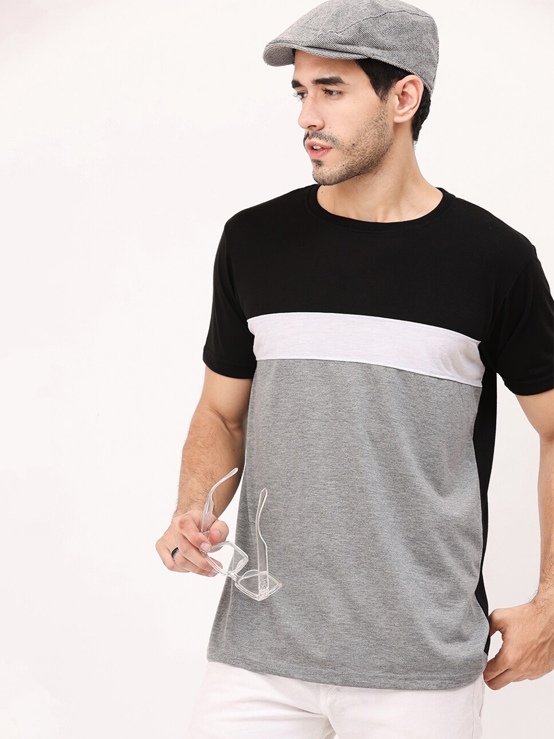 

Leotude Men Grey Colourblocked Pockets T-shirt