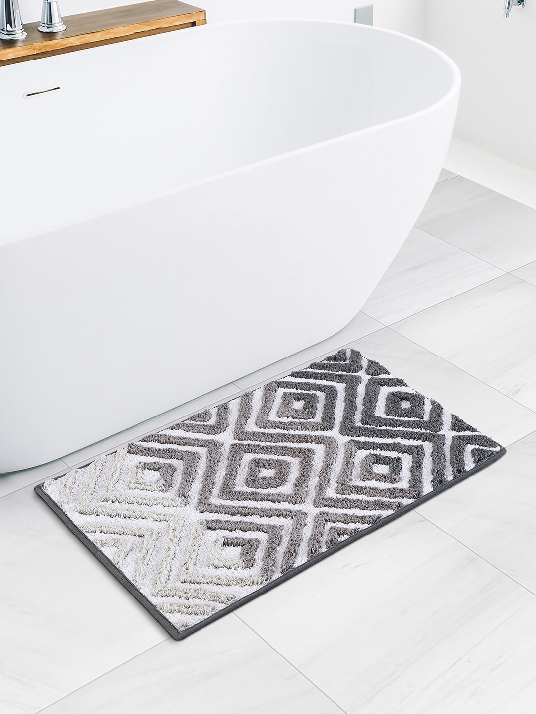 

OBSESSIONS White & Grey Geometric Quick Dry 2200 GSM Cotton Anti-Skid Bath Rug