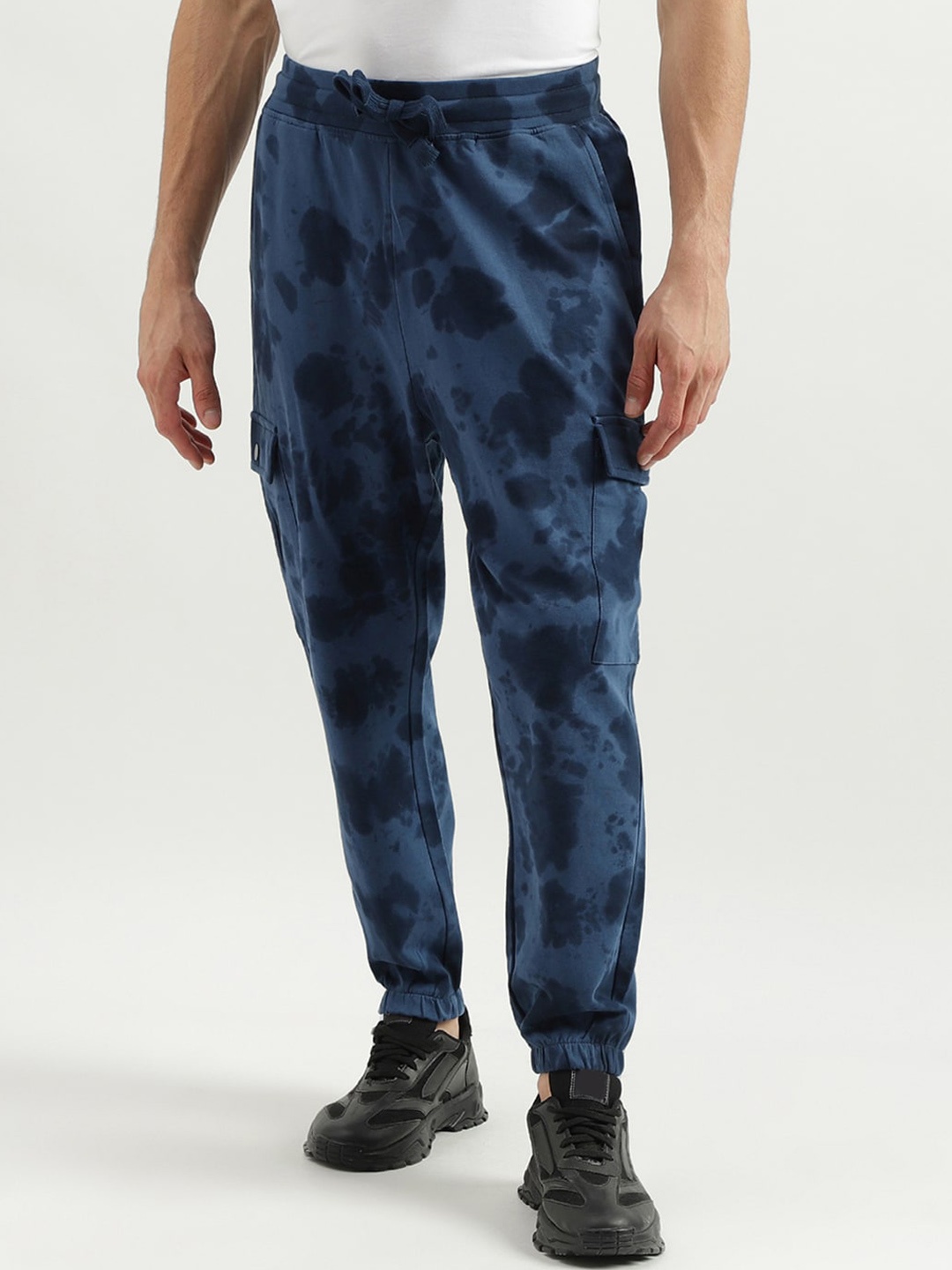 

United Colors of Benetton Men Camouflage Printed Pure Cotton Cargos Trousers, Blue