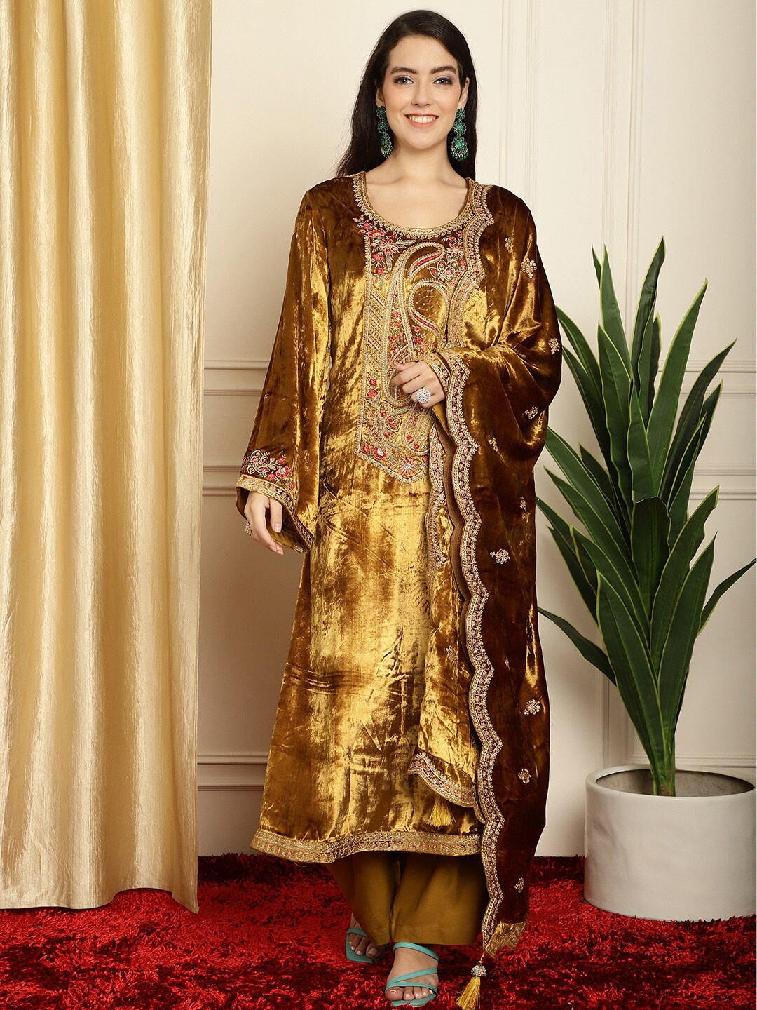 

Stylee LIFESTYLE Paisley Embroidered Velvet Unstitched Dress Material, Gold