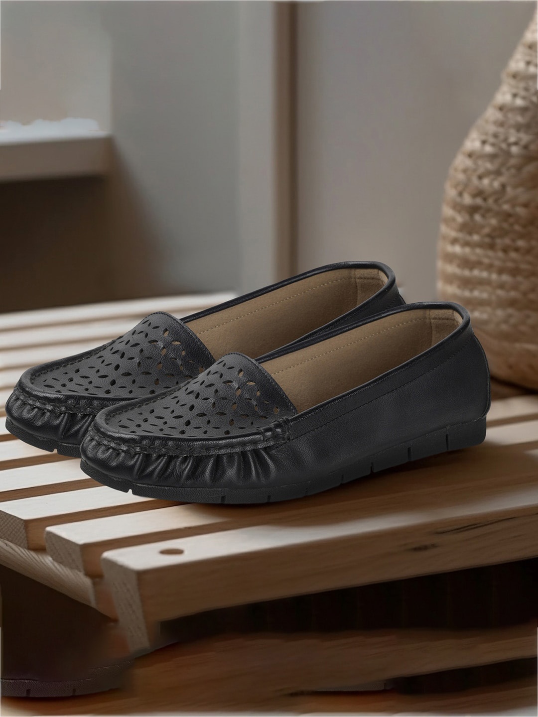 

Metro Textured Ballerinas With Laser Cuts, Black