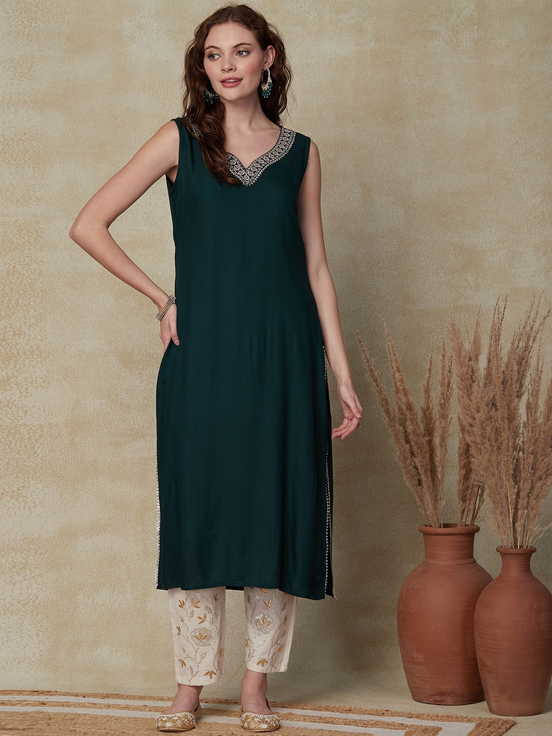 

FASHOR Embroidered V-Neck Straight Kurta, Green
