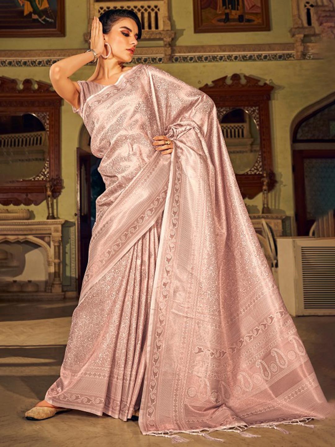 

DEVATITHI Floral Woven Design Silk Blend Kanjeevaram Saree, Peach