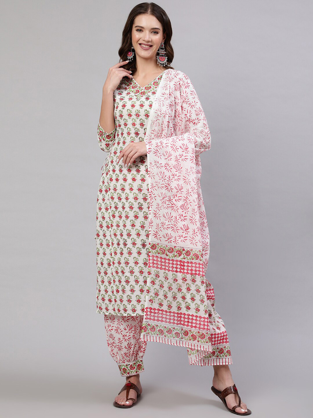

GLAM ROOTS Women Red Floral Printed Regular Pure Cotton Kurta with Trousers & With Dupatta