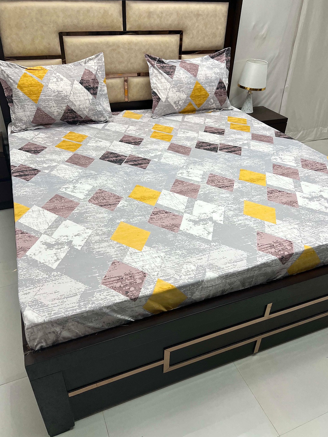 

Pure Decor Amulya Yellow & Grey Geometric 250 TC Queen Bedsheet With 2 Pillow Covers