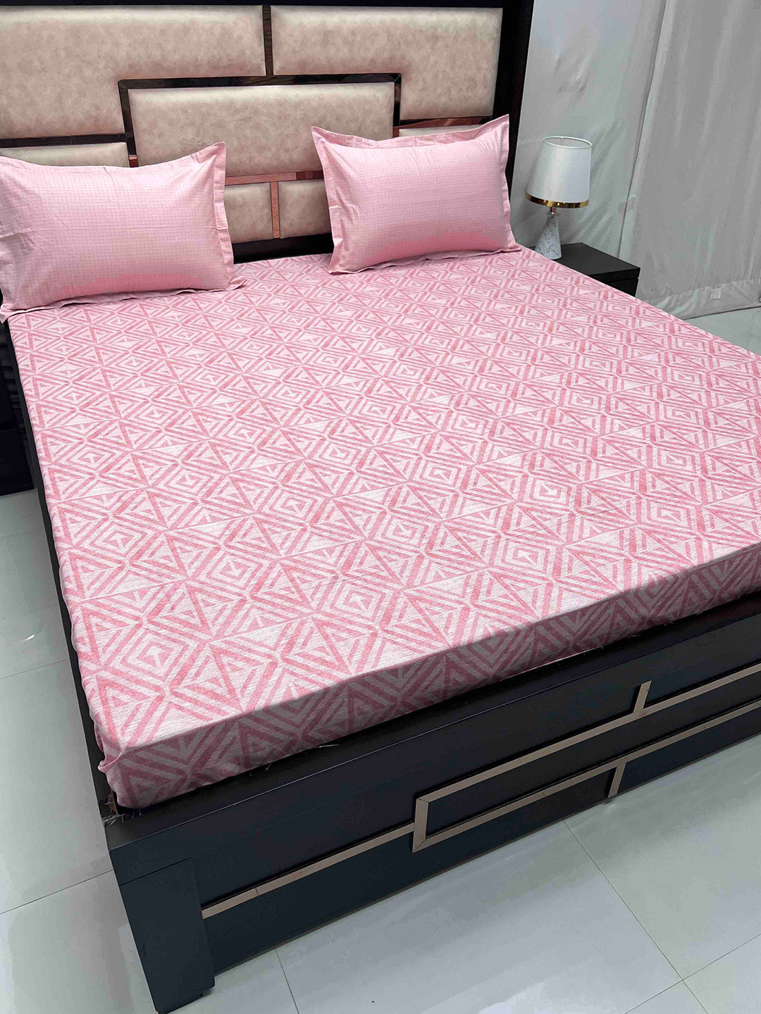 

Pure Decor Lifestyle Peach Geometric Pure Cotton 350 TC King Bedsheet & 2 Pillow Covers