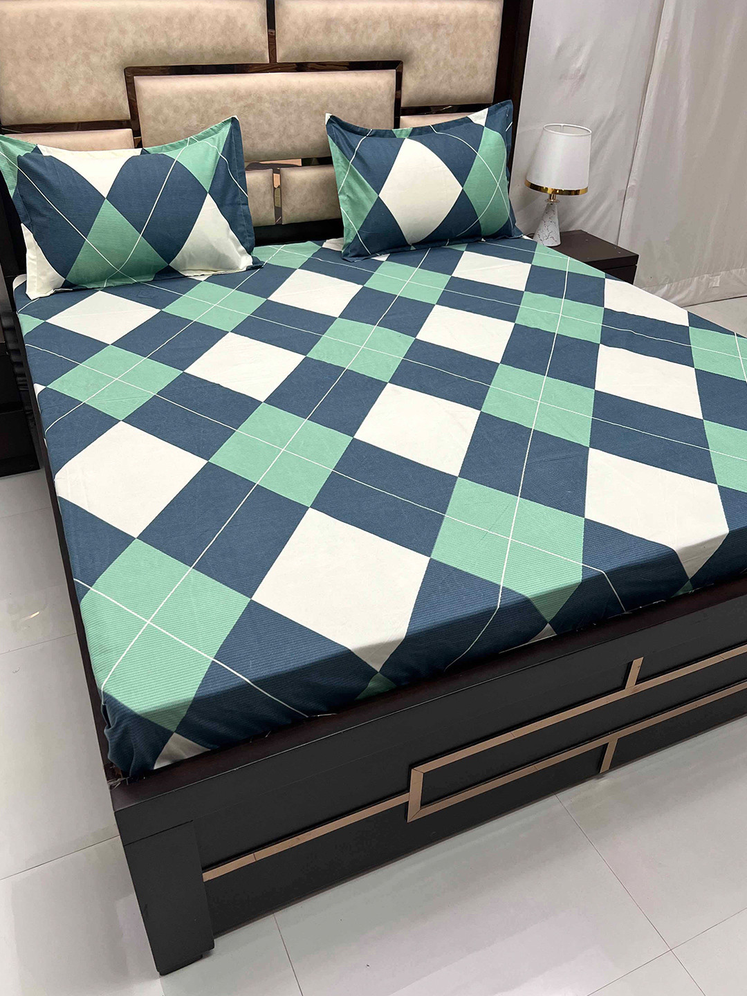 

Pure Decor Amulya Green & White Geometric 250 TC Queen Bedsheet With 2 Pillow Covers