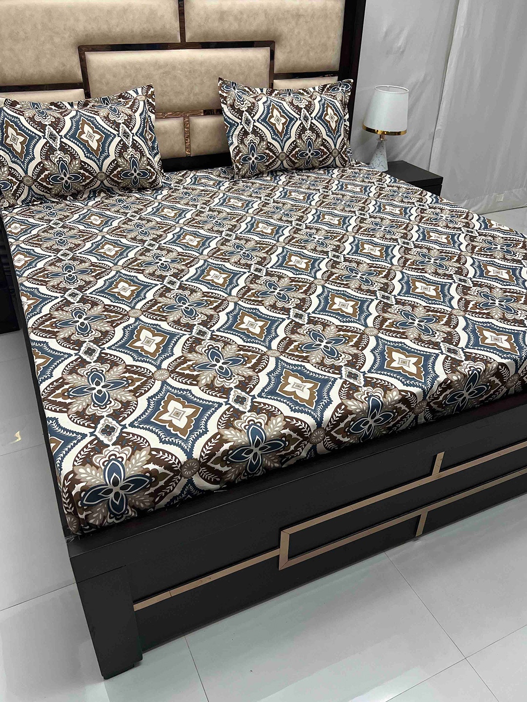 Pure Decor Amulya White & Blue Floral 250 TC Queen Bedsheet with 2 Pillow Covers