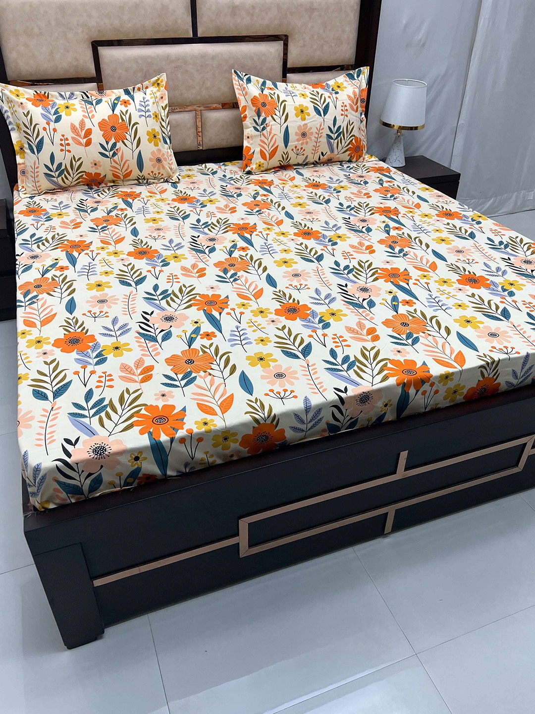 

Pure Decor Amulya White & Orange Floral 250 TC Queen Bedsheet with 2 Pillow Covers