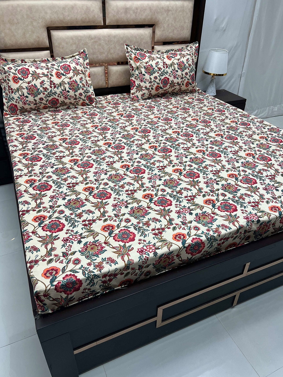 

Pure Decor Amulya White & Red Floral 250 TC Queen Bedsheet With 2 Pillow Covers