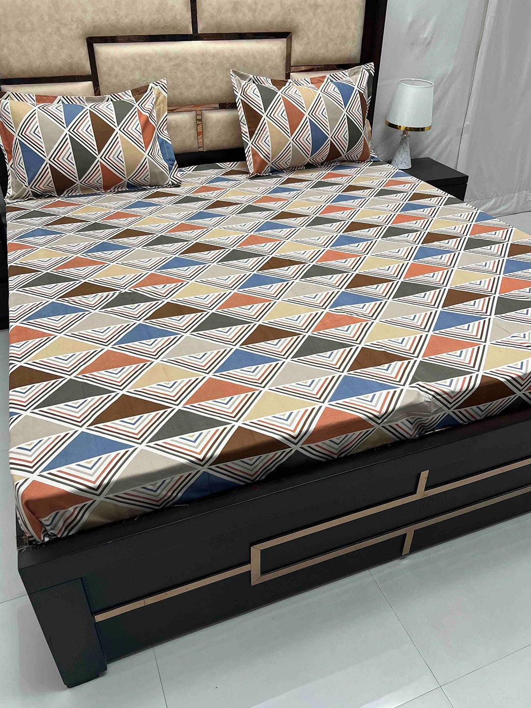 

Pure Decor Amulya White & Blue Geometric 250 TC Queen Bedsheet With 2 Pillow Covers