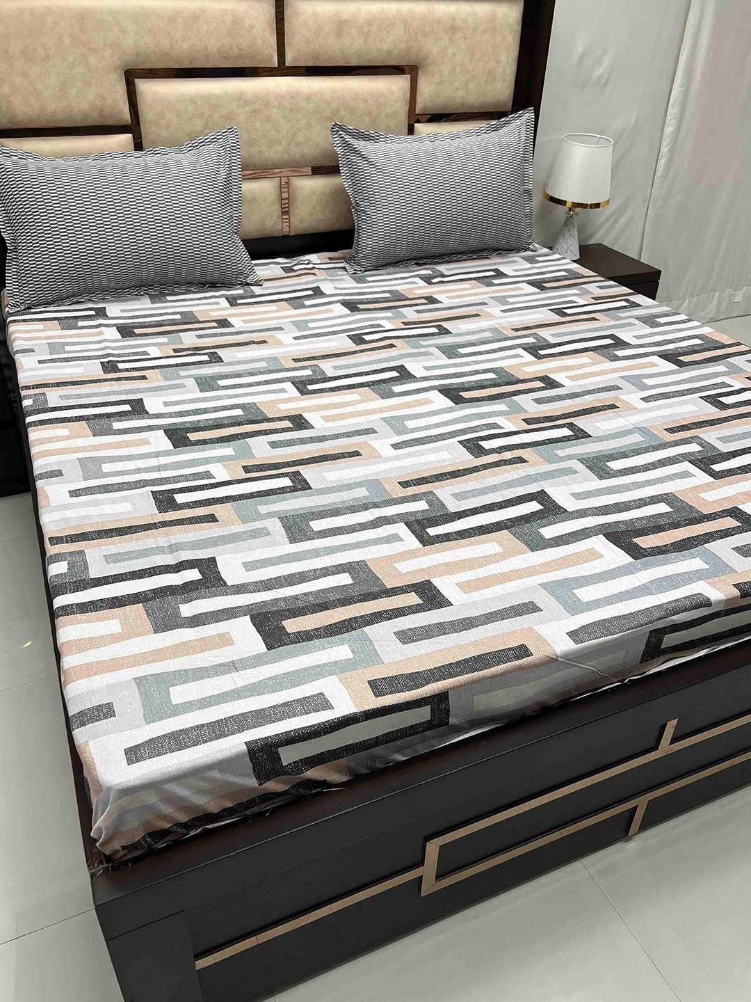 

Pure Decor Grey & Peach-Coloured Geometric Cotton 350 TC King Bedsheet & 2 Pillow Covers