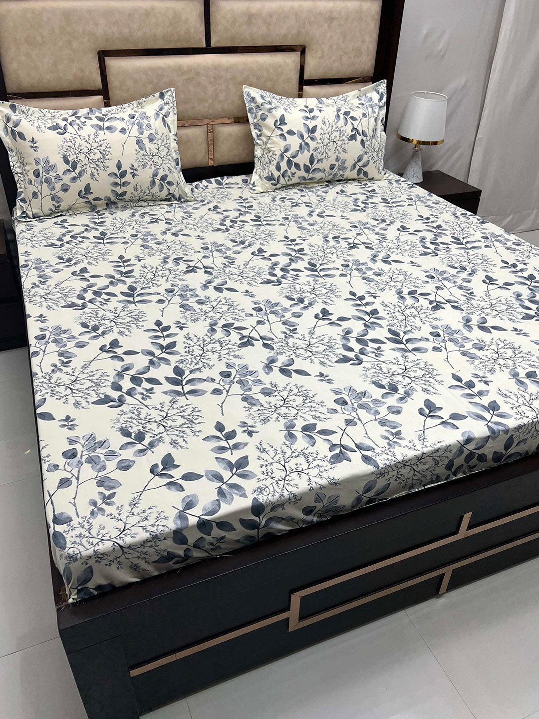 

Pure Decor Amulya Grey & White Floral 250 TC Queen Bedsheet With 2 Pillow Covers