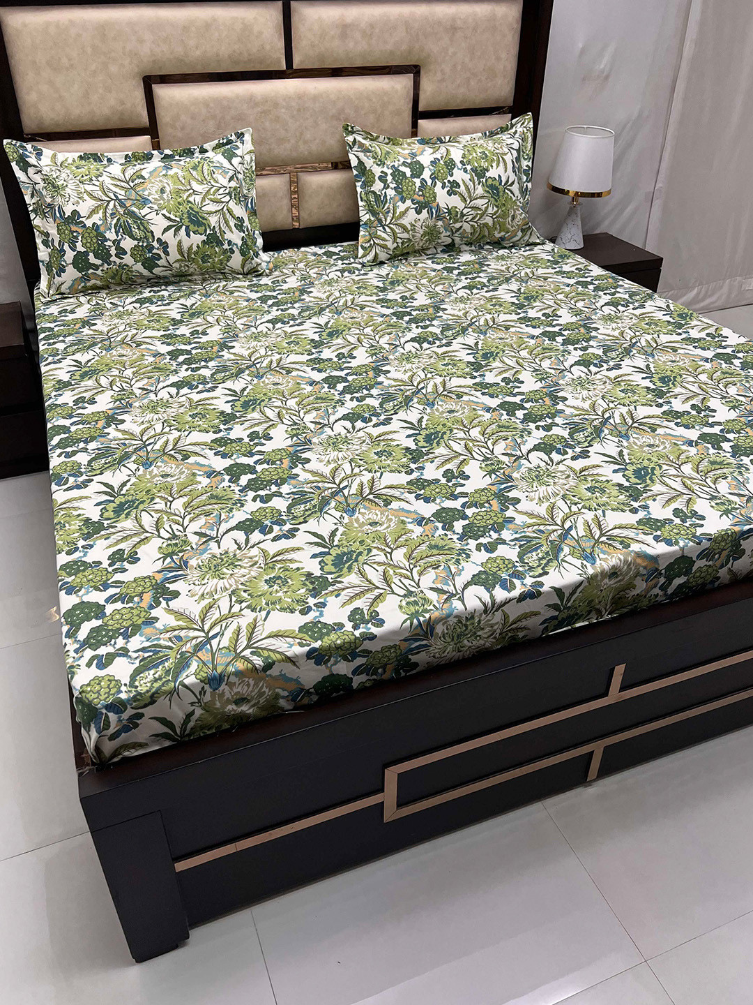 

Pure Decor Amulya White & Green Floral 250 TC Queen Bedsheet With 2 Pillow Covers