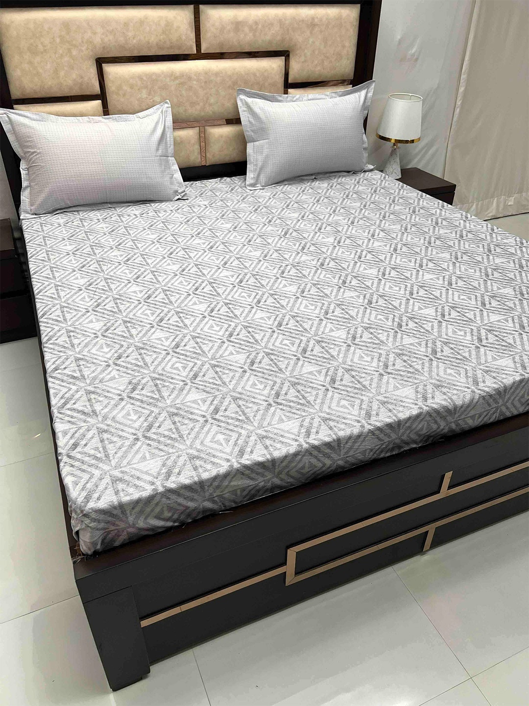 

Pure Decor Grey & White Geometric Pure Cotton 350 TC King Bedsheet With 2 Pillow Covers