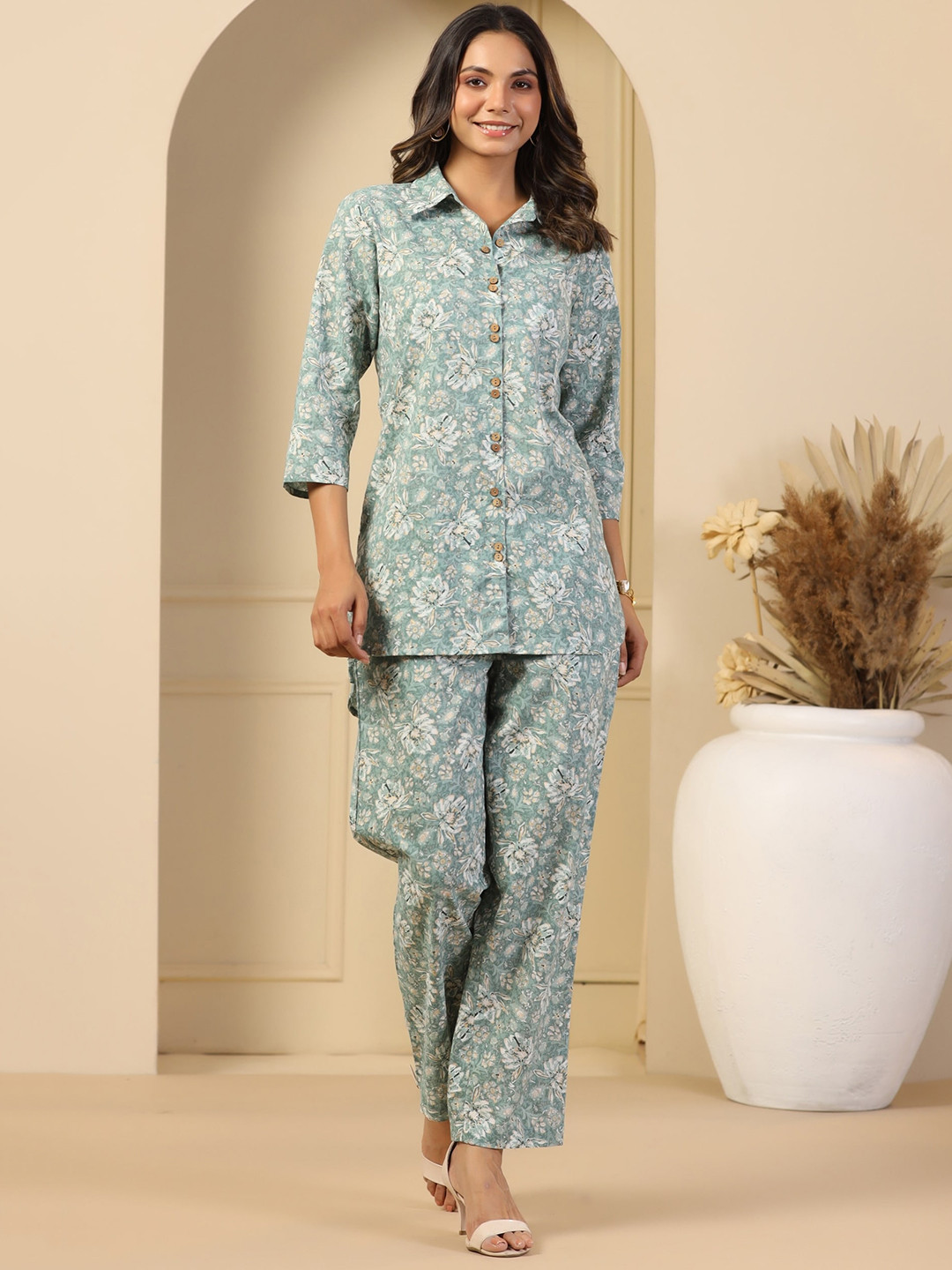 

mirari Floral Printed Shirt-Collar High Low Shirt With Trouser, Green