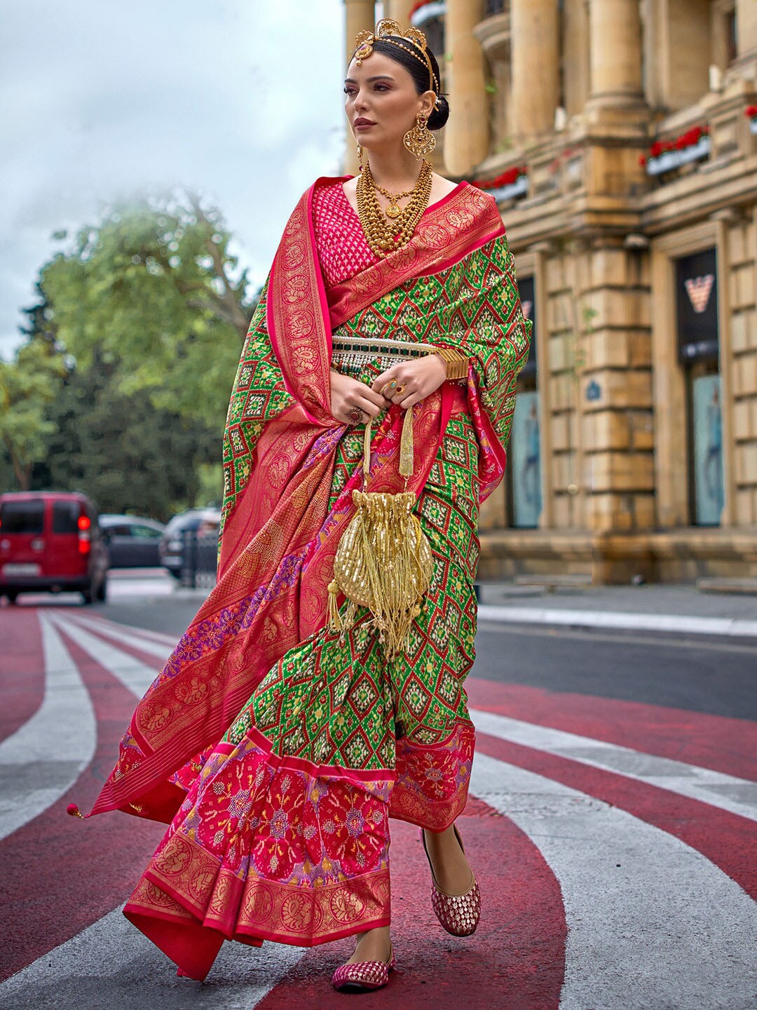 

Saree mall Ethnic Motifs Silk Blend Patola Sarees, Green
