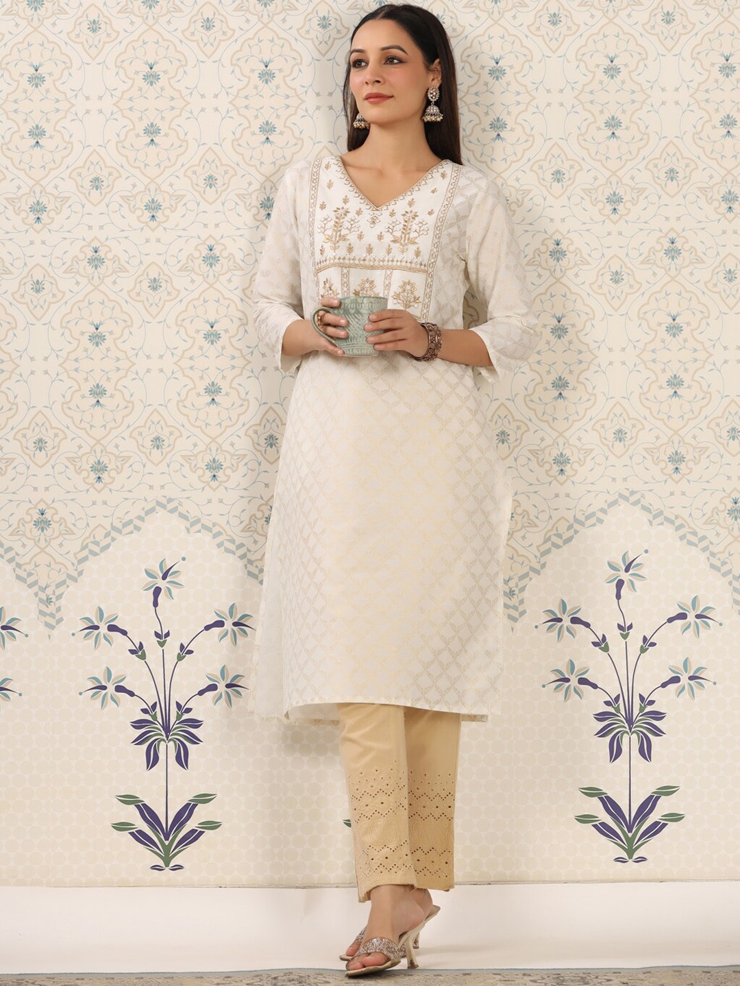 

Ode by House of Pataudi Floral Embroidered V-Neck Kurta, Off white