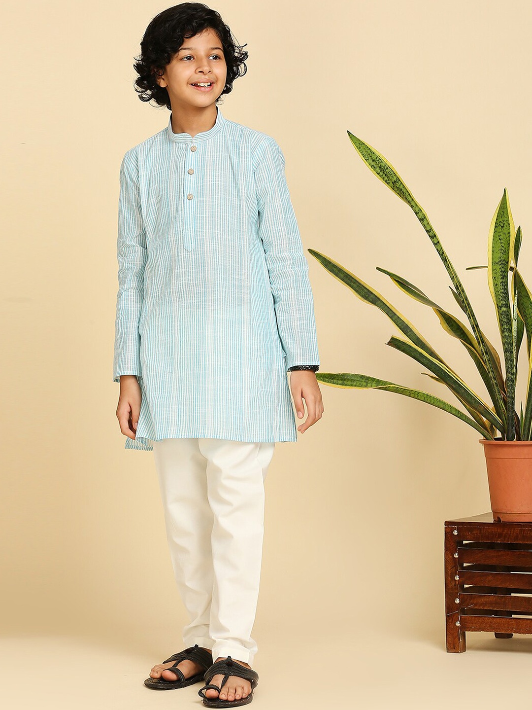 

RAJUBHAI HARGOVINDAS Boys Striped Mandarin Collar Pure Cotton Kurta, Blue