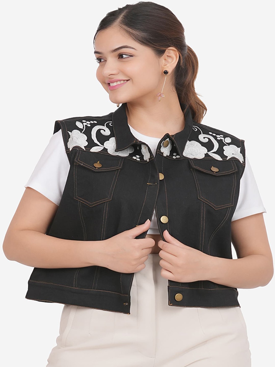 

SUMAVI-FASHION Sleeveless Crop Denim Jacket With Embroidery, Black